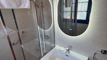 Standard Double Room | Bathroom