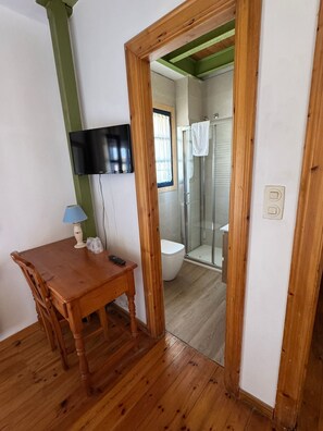 Habitación doble | Caja de seguridad en la habitación, escritorio y wifi gratis 