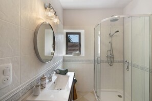 Shower, hair dryer, towels - Gîte “Arboréa” with Shared Pool, Private Terrace, and Wi-Fi (Proissans)