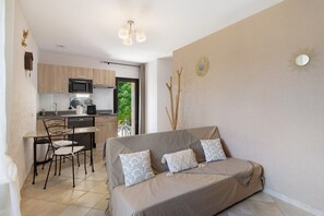 TV - Gîte “Arboréa” with Shared Pool, Private Terrace, and Wi-Fi (Proissans)