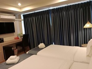 Desk, free WiFi - Eastique Hotel Koh Chang (Koh Chang)