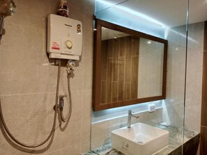 Shower, towels, soap, shampoo - Eastique Hotel Koh Chang (Koh Chang)
