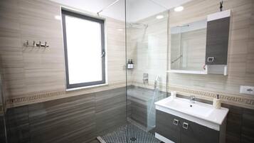 Standard Triple Room | Bathroom | Slippers