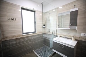 Habitación triple estándar | Baño | Zapatillas