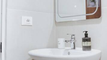 Standard Quadruple Room | Bathroom | Slippers