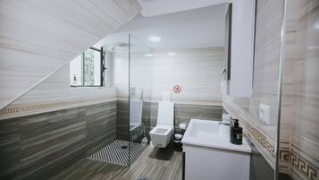 Standard-Dreibettzimmer | Badezimmer