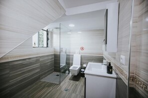 Standard-Dreibettzimmer | Badezimmer