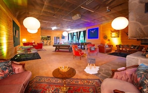 A cozy lounge area with a pool table, comfortable seating, and a bar. - Bendorfer Stadl Whirlpool-sauna-billard-kicker (Bendorf)
