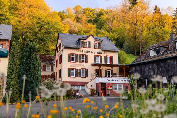 Un edificio tradicional con un letrero que dice 'Pension Weingut Ja'.