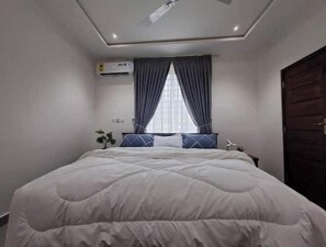 1 bedroom, iron/ironing board, WiFi, bed sheets - Luxe Haven by Cosdarl Homes – Elegant Retreat with Modern Comforts (Medie)