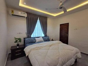 1 bedroom, iron/ironing board, WiFi, bed sheets - Luxe Haven by Cosdarl Homes – Elegant Retreat with Modern Comforts (Medie)
