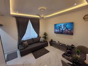 Smart TV - Luxe Haven by Cosdarl Homes – Elegant Retreat with Modern Comforts (Medie)