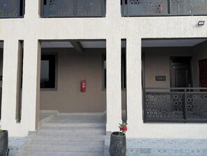Exterior detail - Luxe Haven by Cosdarl Homes – Elegant Retreat with Modern Comforts (Medie)