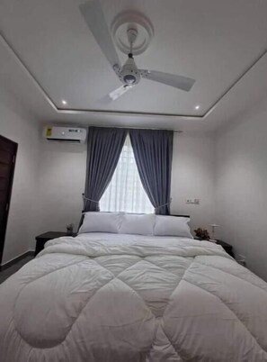 1 bedroom, iron/ironing board, WiFi, bed sheets - Onyx Stay by Cosdarl Homes – Chic & Peaceful Retreat with Modern Comforts (Medie)