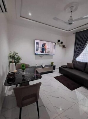 Smart TV - Onyx Stay by Cosdarl Homes – Chic & Peaceful Retreat with Modern Comforts (Medie)
