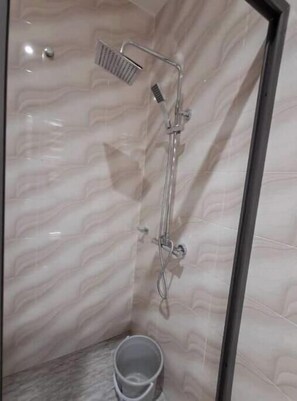 Shower, towels, soap, toilet paper - Onyx Stay by Cosdarl Homes – Chic & Peaceful Retreat with Modern Comforts (Medie)