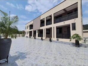 Exterior - Onyx Stay by Cosdarl Homes – Chic & Peaceful Retreat with Modern Comforts (Medie)