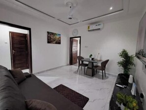 Smart TV - Onyx Stay by Cosdarl Homes – Chic & Peaceful Retreat with Modern Comforts (Medie)
