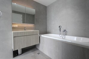 Monolocale Basic, balcone, vista città | Bagno