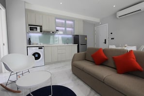 Studio, balcon, vue ville | Coin séjour