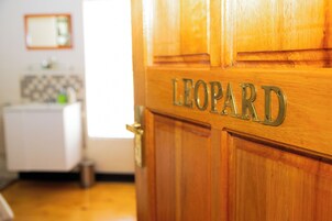 Una puerta de madera con el nombre 'LEOPARD' grabado.