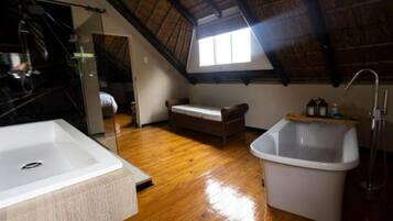 Luxury Quadruple Room, Balcony, Garden View | Bathroom