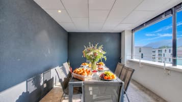Apartamento família, 1 quarto, sacada (Urban Maggiolina Sunset with Terrace) | Opções para refeição ao ar livre
