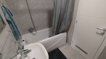 Een douche, een haardroger, handdoeken, zeep