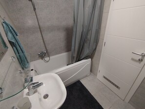Een douche, een haardroger, handdoeken, zeep