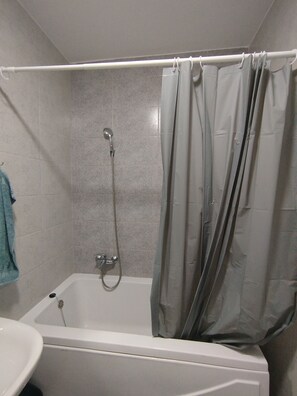 Een douche, een haardroger, handdoeken, zeep