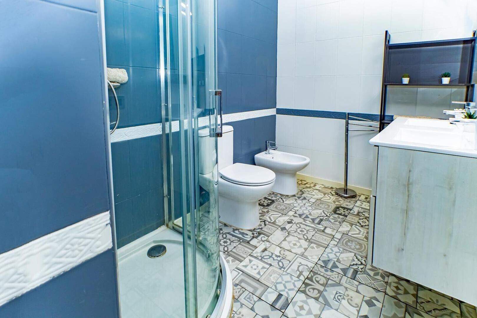 Ducha, secador de pelo y toallas