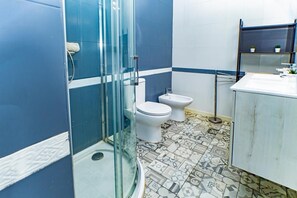 Douche, sèche-cheveux, serviettes fournies