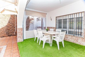 Outdoor dining - Villa 'Daniela' with Shared Pool, Wi-Fi and Air Conditioning (Almería)