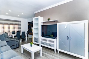 Una televisión, una chimenea
