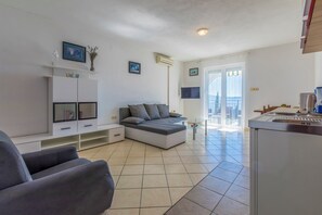 TV - Beautiful apartment with covered balcony, sea view of Krk and pool (Crikvenica)