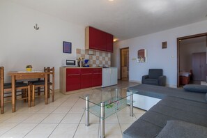 TV - Beautiful apartment with covered balcony, sea view of Krk and pool (Crikvenica)