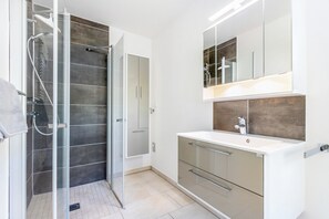 Dusche, Haartrockner, Handtücher