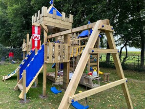 Children’s area - Holiday Home 'Auszeit Zwischen Den Meeren' with Shared Terrace, Garden and Wi-Fi (Stadum)