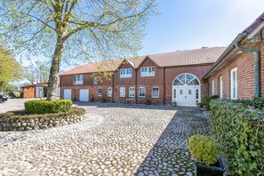 Exterior - Holiday Home 'Auszeit Zwischen Den Meeren' with Shared Terrace, Garden and Wi-Fi (Stadum)