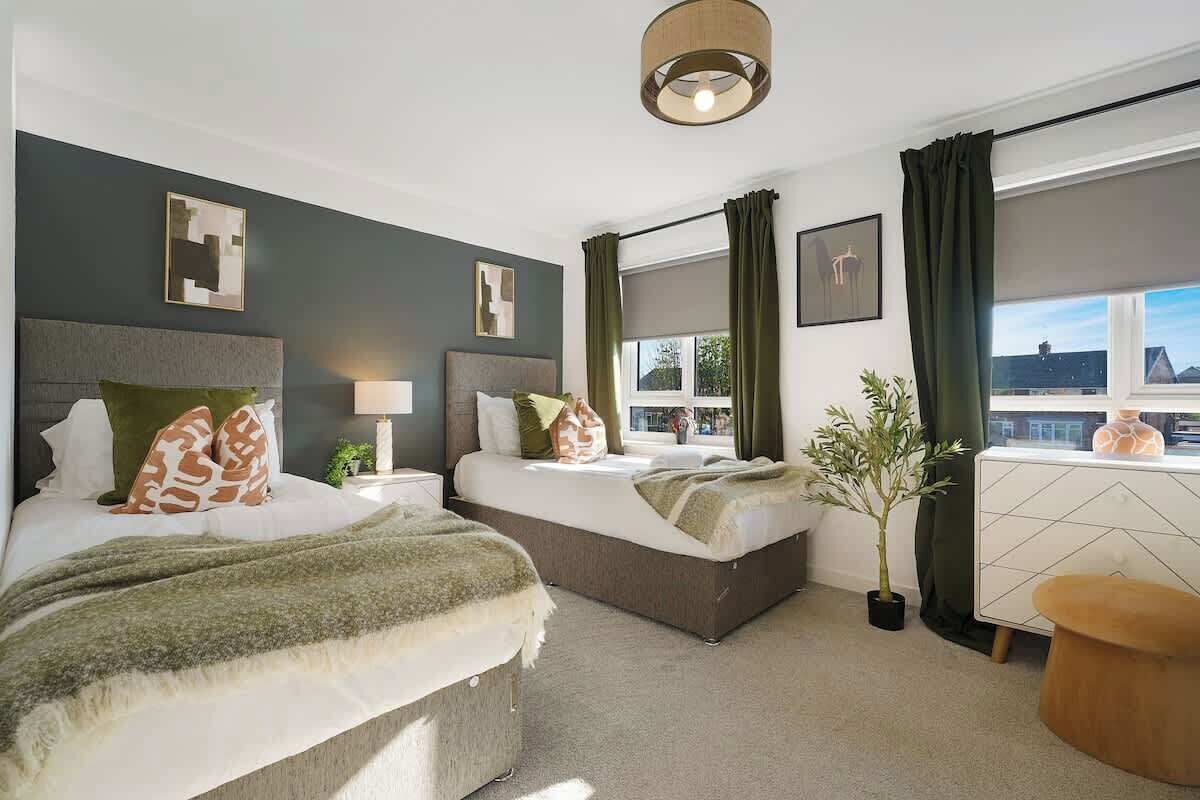 3 habitaciones, tabla de planchar con plancha, wifi y ropa de cama 