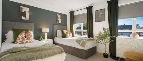 3 habitaciones, tabla de planchar con plancha, wifi y ropa de cama