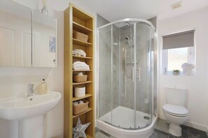 Shower, hair dryer - Modern Coastal Stay Minutes from Redcar Beach (Redcar and Cleveland)