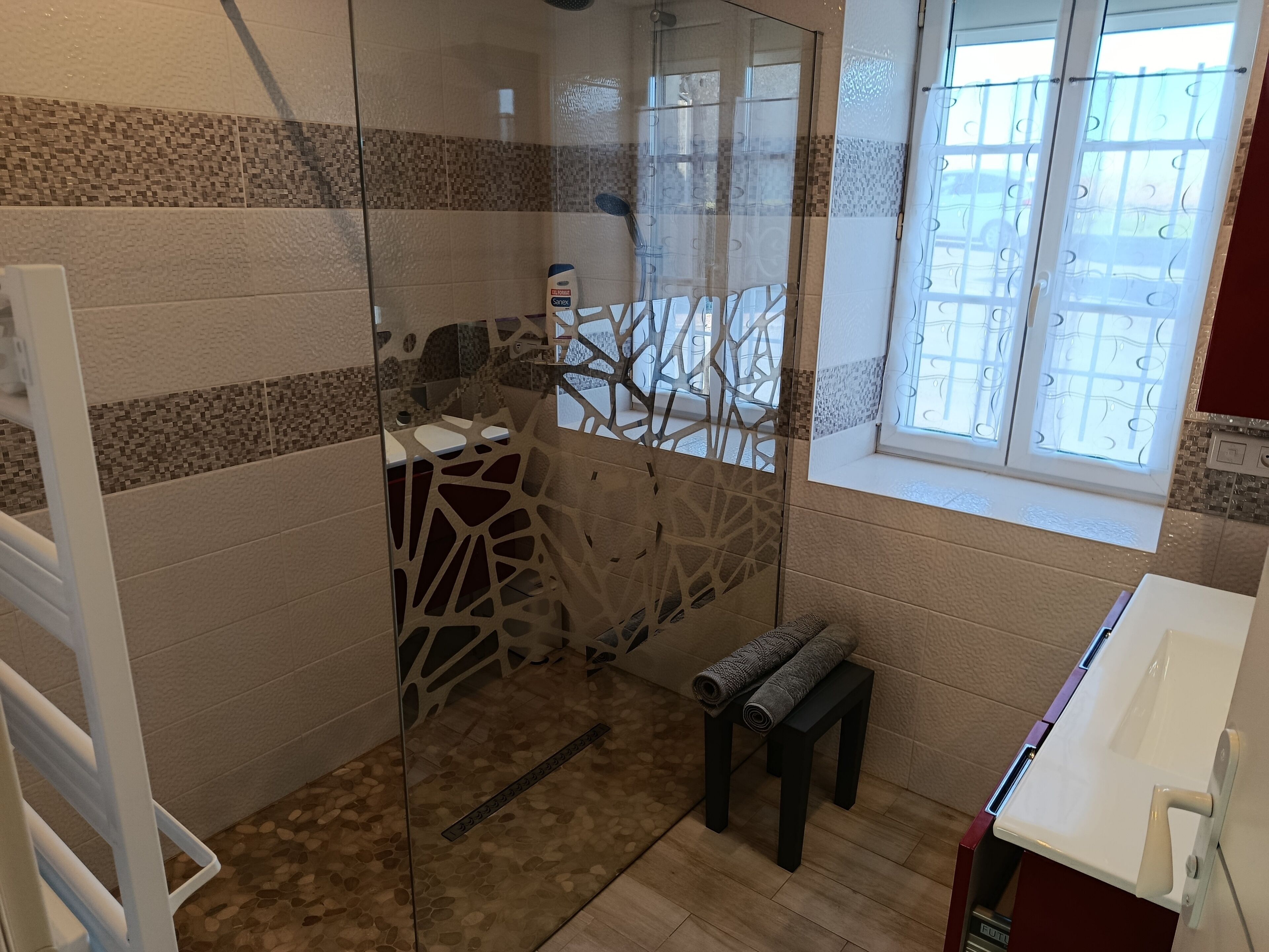 Een douche, een haardroger, handdoeken, toiletpapier