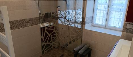 Douche, sĂšche-cheveux, serviettes fournies, papier toilette