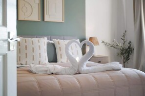3 habitaciones, tabla de planchar con plancha, wifi y ropa de cama 