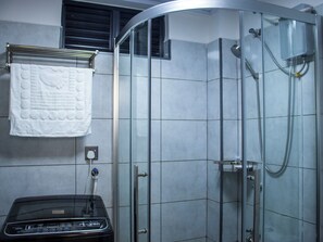 Shower, hair dryer, towels, soap - Cozy,all-equipped 1-bedroom apartment with cafe,gym &minimart in Uptown Nairobi. (Nairobi)