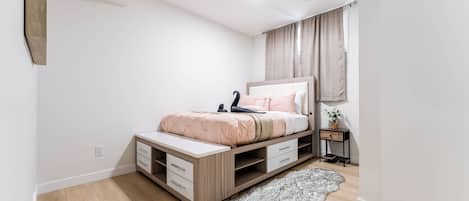 2 habitaciones, tabla de planchar con plancha, wifi y ropa de cama