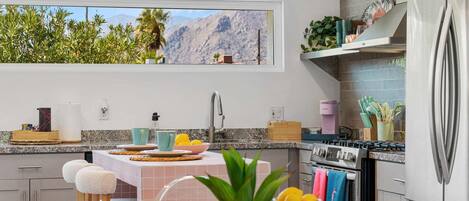 Réfrigérateur, four à micro-ondes, un four, surface de cuisson