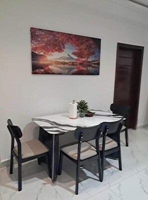 Dining - Sunset Breeze – Peaceful Stay by Cosdarl Homes (Medie)