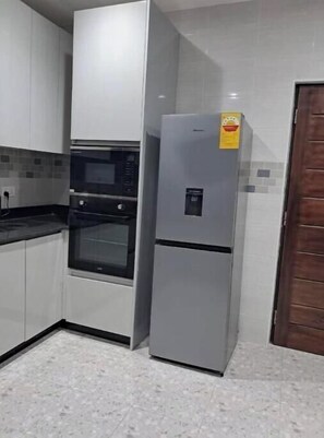 Private kitchen - Sunset Breeze – Peaceful Stay by Cosdarl Homes (Medie)